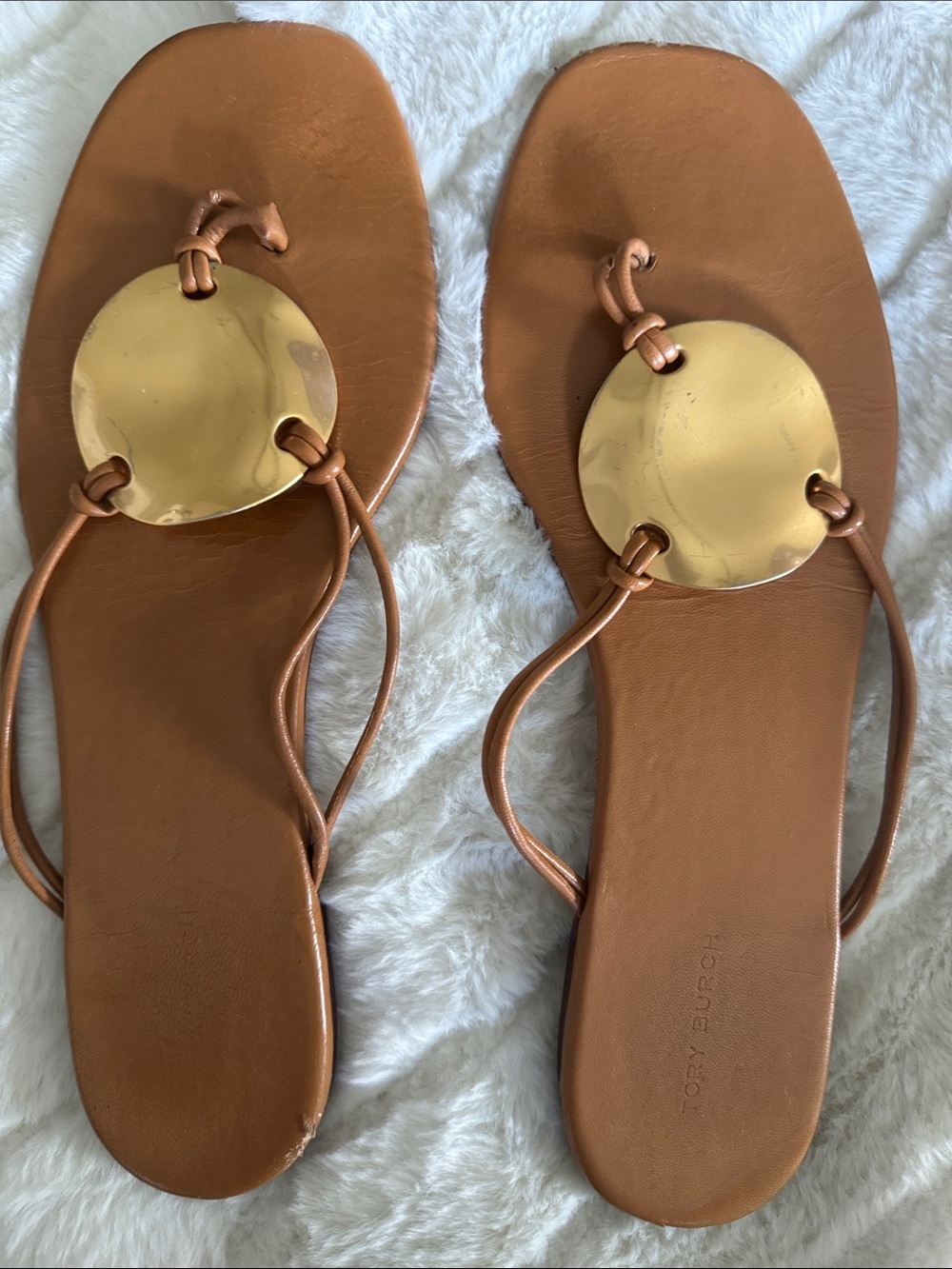 Tory Burch Brown Leather Thong Sandals with Gold Disc - Picture 7 of 12